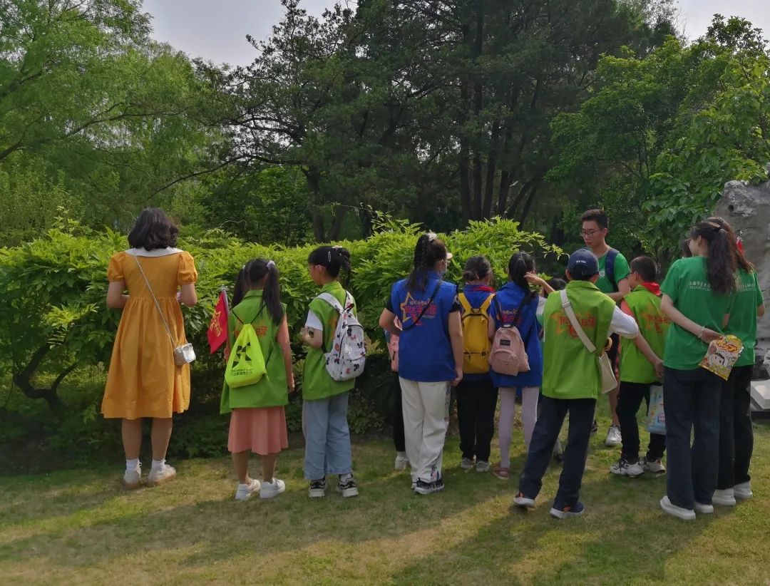 打着队旗看徐汇！“小小生物学家”首次进高校感受自然魅力(图2)