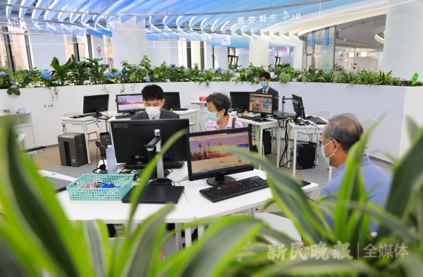 学思想、强党性、重实践、建新功｜“店小二”磨炼高效办事真功夫！黄浦区政务服务中心全新亮相(图2)