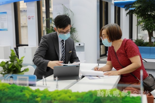 学思想、强党性、重实践、建新功｜“店小二”磨炼高效办事真功夫！黄浦区政务服务中心全新亮相(图1)