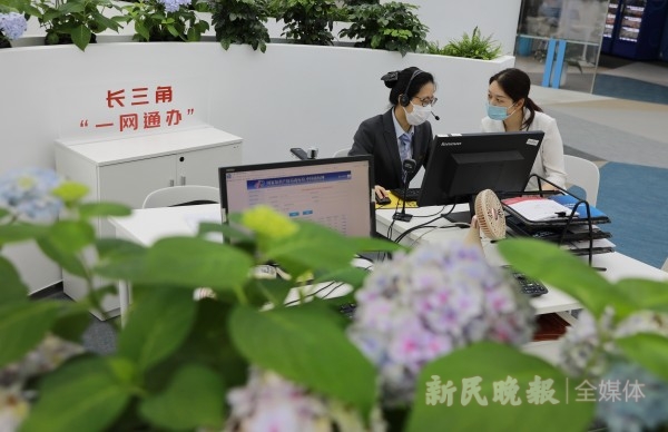 学思想、强党性、重实践、建新功｜“店小二”磨炼高效办事真功夫！黄浦区政务服务中心全新亮相(图3)
