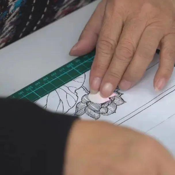 守护非遗、传承手艺！宝山市民云课堂教你制作布艺堆画(图2)