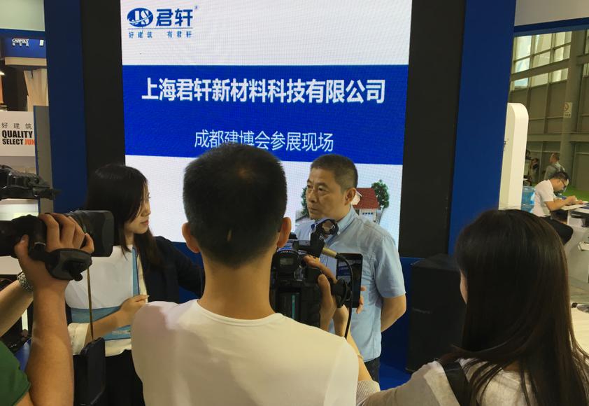 建博会上君轩受媒体采访 建筑节能新材料赢大众青睐(图2)