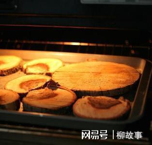 她家背景墙不刷漆不做造型直接砍棵树回家切成一片片做装饰(图5)