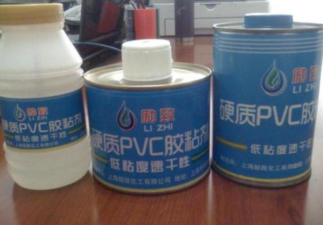 世界上粘力最强的胶水有多恐怖？几滴就可以将货车粘到一起！(图1)