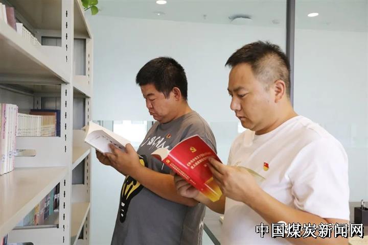 青海能源集团公司加强理论学习使职工书屋成为主题教育“新阵地”(图2)