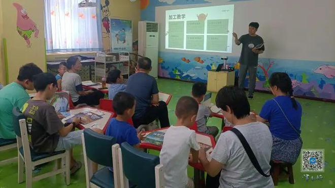 津南萌娃“变身”图书馆员 “解锁”暑期新技能(图1)