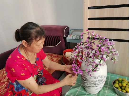 康美街道手工艺人万启芬：结缘丝网花十六载 热心公益教授百余人(图1)