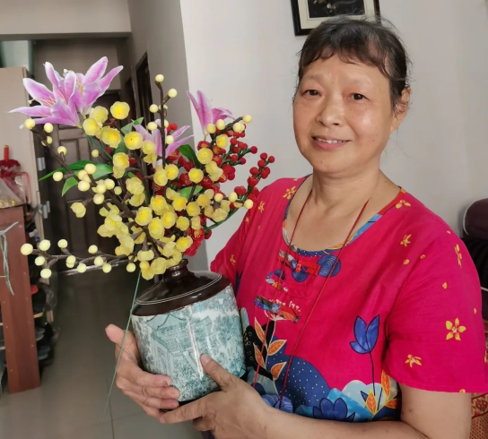康美街道手工艺人万启芬：结缘丝网花十六载 热心公益教授百余人(图2)