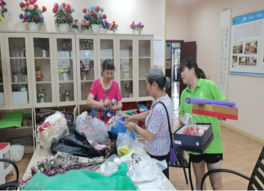 康美街道手工艺人万启芬：结缘丝网花十六载 热心公益教授百余人(图3)