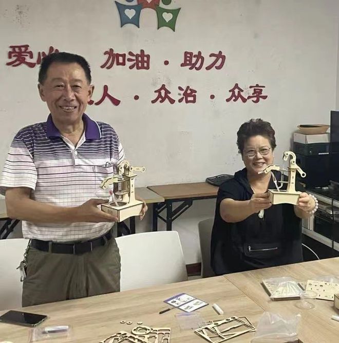 平均年龄60岁的学生来上物理课了！(图2)