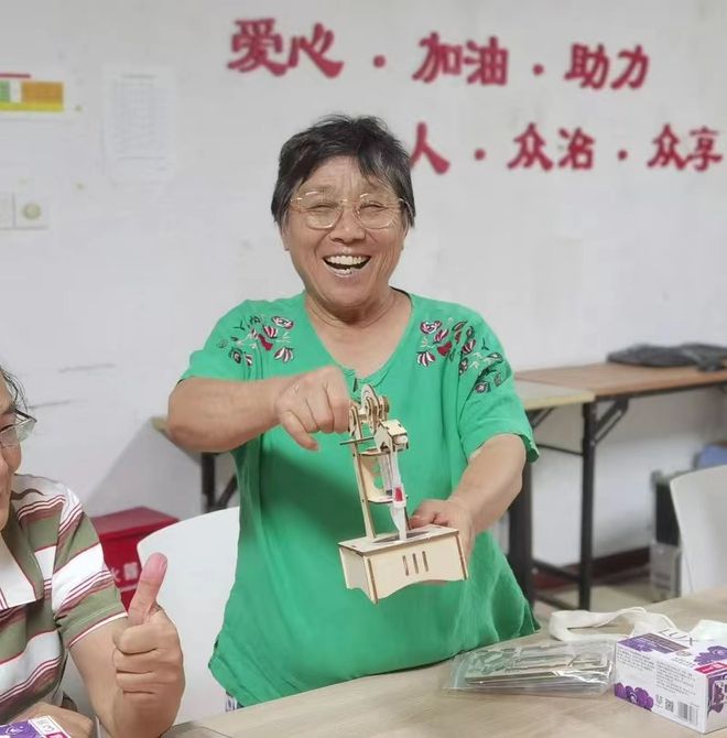 平均年龄60岁的学生来上物理课了！(图1)