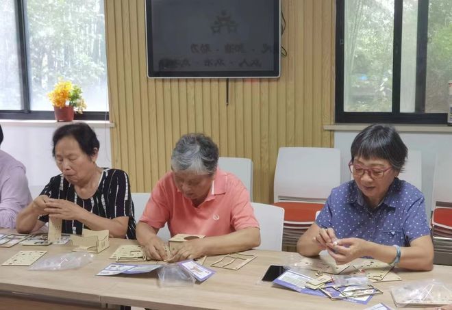 平均年龄60岁的学生来上物理课了！(图3)