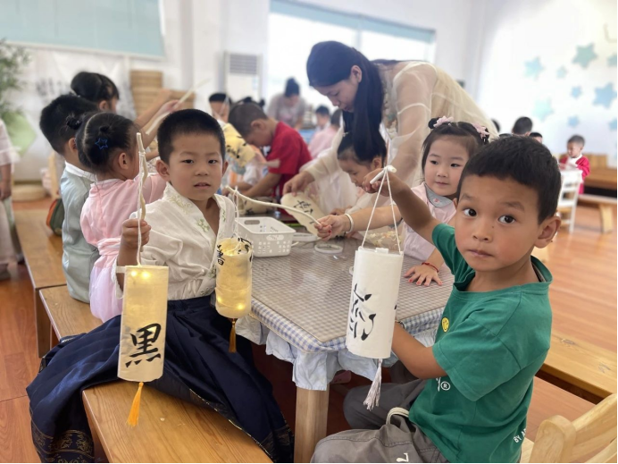 “月满中秋‘童’享欢乐” 遂昌县大柘镇中心幼儿园中秋节系列活动丰富多彩(图2)