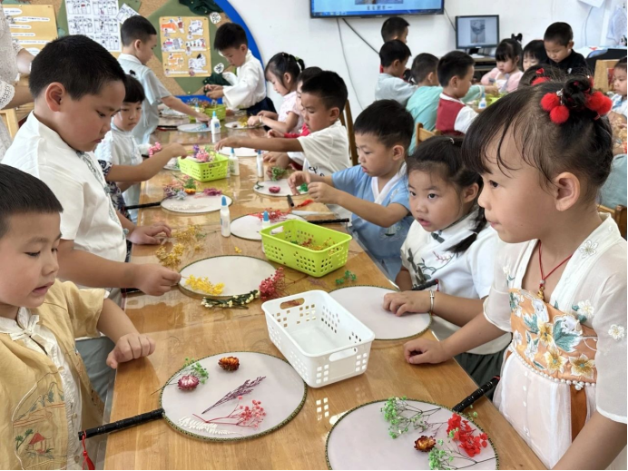 “月满中秋‘童’享欢乐” 遂昌县大柘镇中心幼儿园中秋节系列活动丰富多彩(图3)