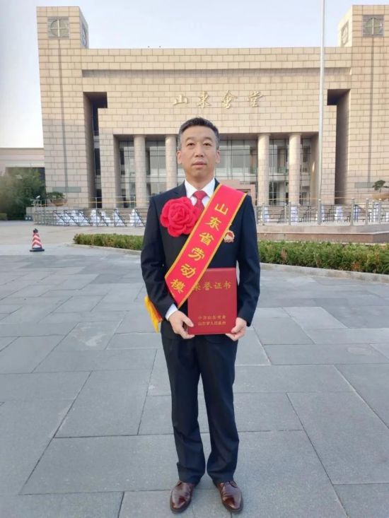 細微之處見真章 ——記山東省勞動模范、青島卷煙廠卷包車間高級技師劉明春(图2)