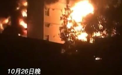 揪心！浙江一乳胶厂发生火灾现场火光冲天情况令人担忧(图1)