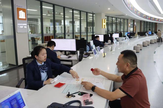 以学促干建新功！县行政审批局推进“五办三化”服务体系建设(图4)