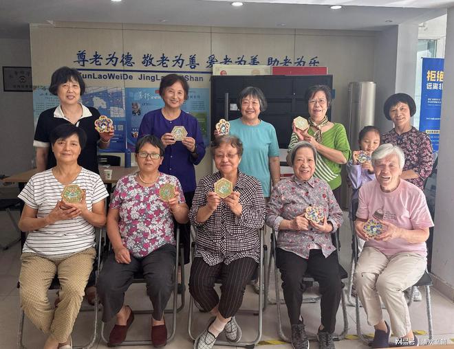 苏州工业园区金鸡湖街道四季新社区妇联开展趣味手工活动(图1)