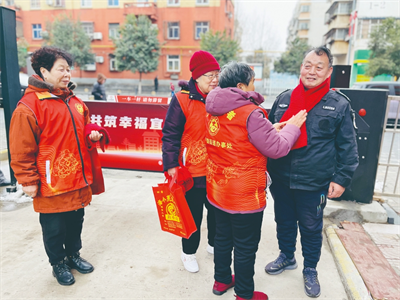 涧西区重庆路二社区：“巧阿姨”编织暖心围巾送居民(图1)