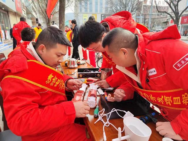 长庆清洁电力青年志愿服务掀起践行雷锋精神热潮(图1)