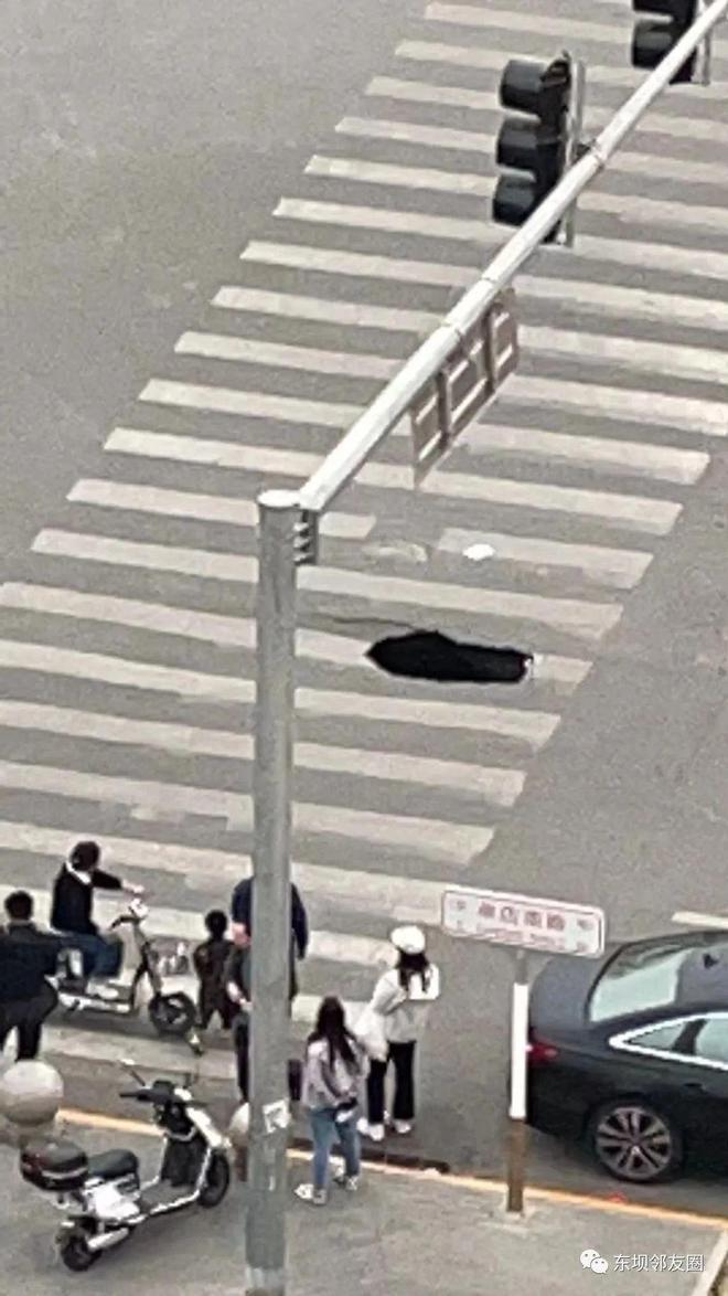 东坝突发！这里的路面又塌陷了！(图2)