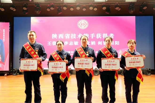 陕西有色榆林新材料集团举办“三秦楷模”张雷威先进事迹报告会(图3)