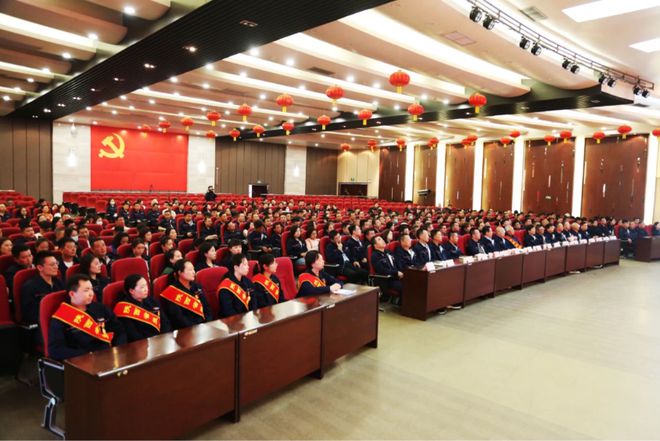 陕西有色榆林新材料集团举办“三秦楷模”张雷威先进事迹报告会(图5)