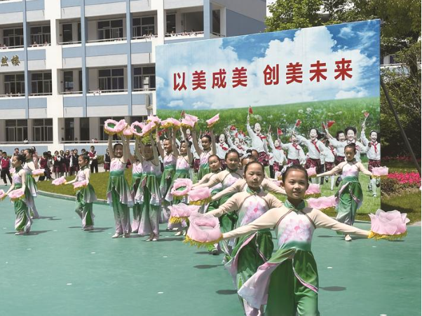 我市全面实施学校美育浸润行动帮助每个孩子掌握1—2项艺术特长——让美育之花绽放校园(图1)