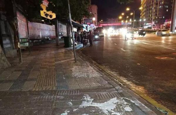 20桶乳胶漆洒了一地还造成交通堵塞！这位大哥的小善举暖心了…(图1)