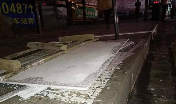 20桶乳胶漆洒了一地还造成交通堵塞！这位大哥的小善举暖心了…(图3)