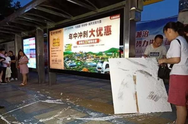 20桶乳胶漆洒了一地还造成交通堵塞！这位大哥的小善举暖心了…(图4)