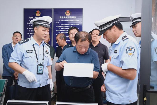 夏县人大常委会主任张贵林一行深入交警大队调研执法规范化建设工作(图3)