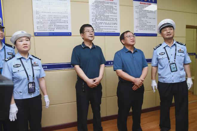 夏县人大常委会主任张贵林一行深入交警大队调研执法规范化建设工作(图4)