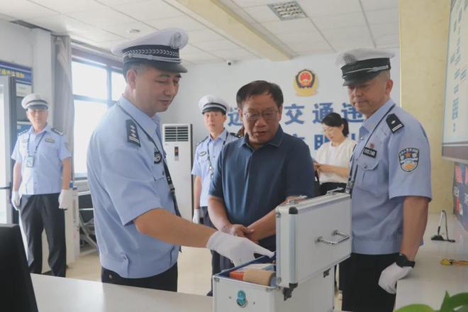 夏县人大常委会主任张贵林一行深入交警大队调研执法规范化建设工作(图5)