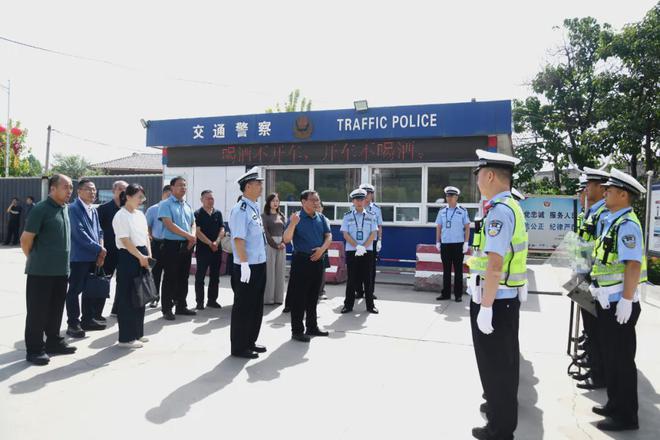 夏县人大常委会主任张贵林一行深入交警大队调研执法规范化建设工作(图6)