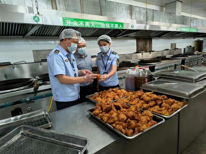 邻水县建新市场监管所全力护航高、中考校园食品安全(图2)