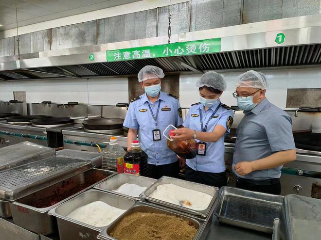 邻水县建新市场监管所全力护航高、中考校园食品安全(图1)