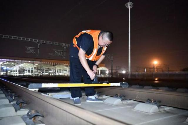 高铁线路防“中暑”北京高铁工务段有妙招(图2)