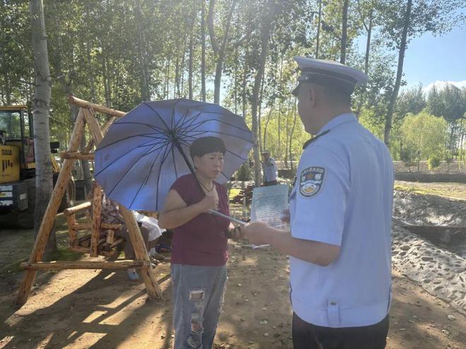 七进宣传丨大庆交警走进农村开展交通安全宣传活动(图2)
