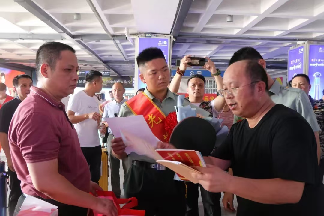 “退役季”到来泉州多地组织开展形式多样的普法活动(图1)