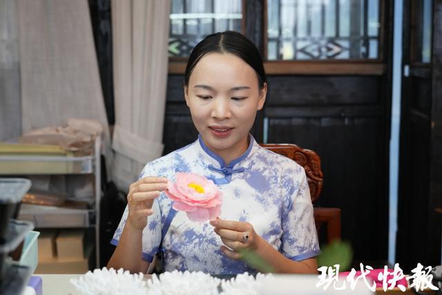 慕名来扬州学习通草花技艺14年湘妹子开出最美“传承之花”(图1)